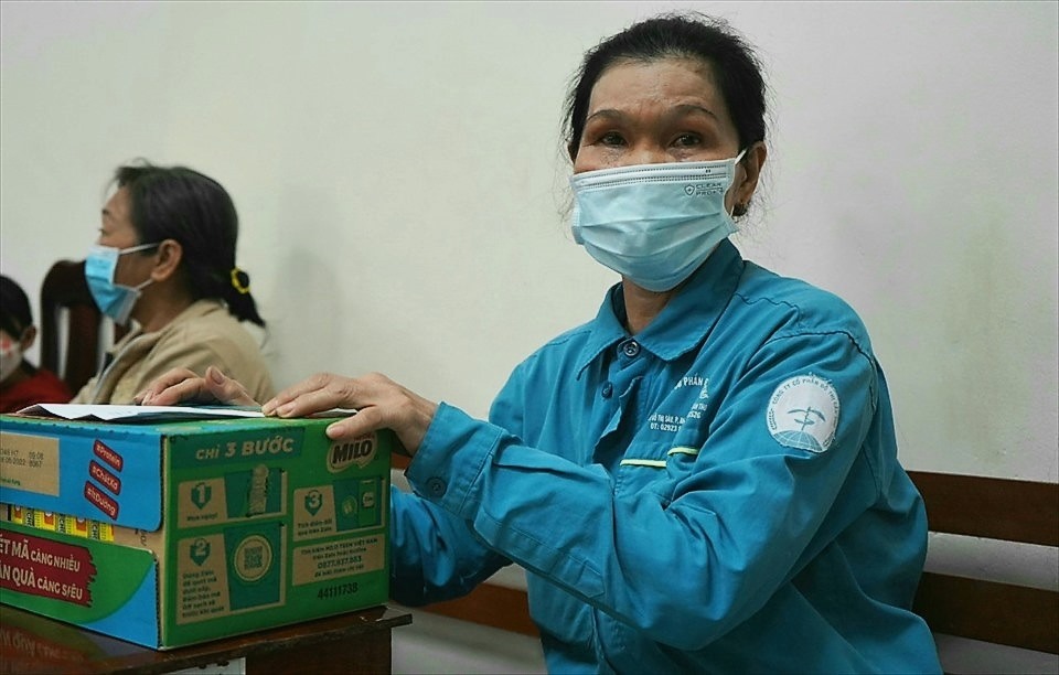 Công nhân lao động nhân quà từ Nestlé Việt Nam thông qua Quỹ Tấm lòng vàng Lao Động.
