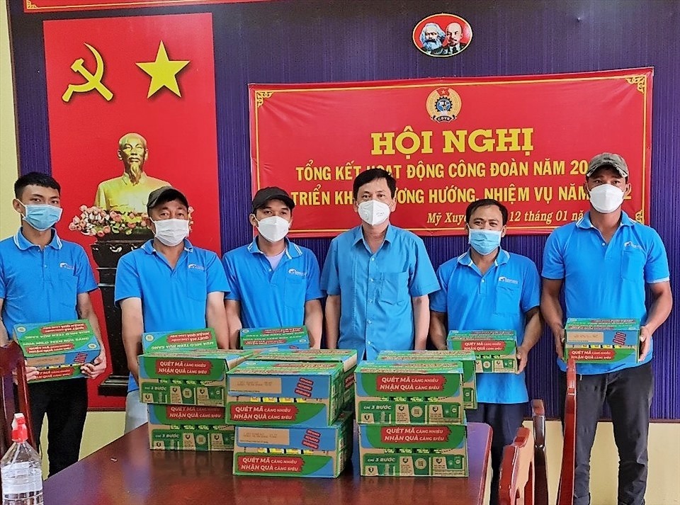 Trao sữa cho công nhân lao động tại huyện Mỹ Xuyên (tỉnh Sóc Trăng).