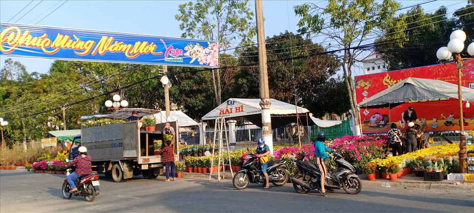 Chợ hoa trên đường Nguyễn Tất Thành đã nhộn nhịp trở lại. Ảnh: Nhật Hồ