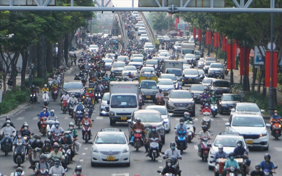 Các tuyến đường quanh sân bay Tân Sơn Nhất như Hồng Hà, Trần Quốc Hoàn, Phan Thúc Duyện cũng ùn ứ xe cộ.