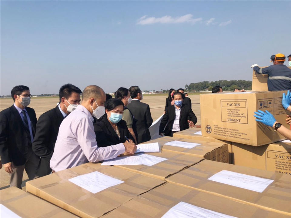 500.000 liều v accine được bàn giao cho đại diện Chính phủ, nhân dân Lào tại sân bay Viêng-chăn, Lào
