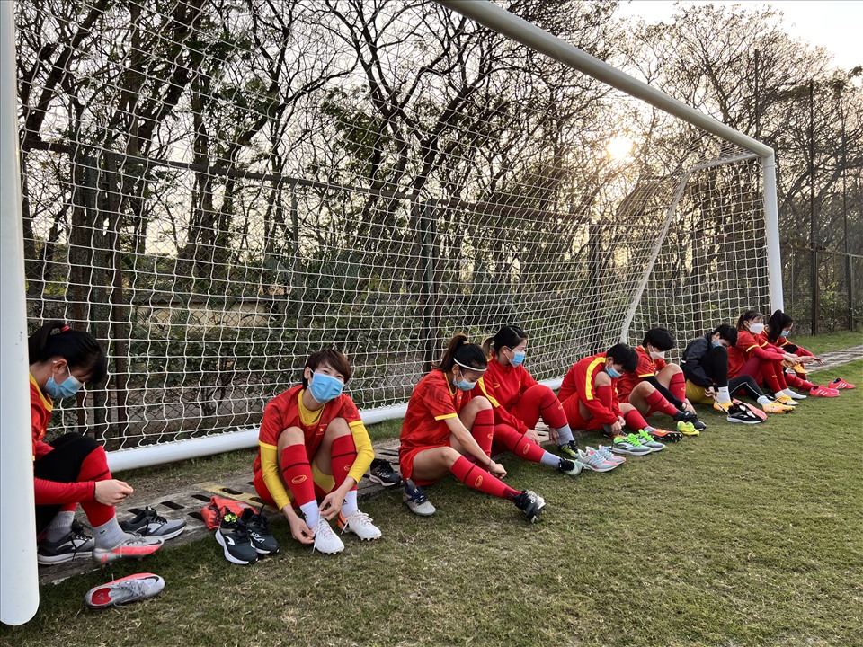Đội tuyển nữ ra sân tập luyện chuẩn bị cho trận tứ kết Asian Cup 2022. Ảnh VFF