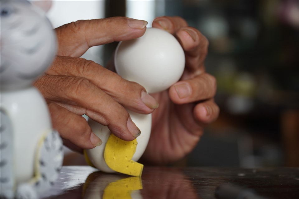 Theo thầy Tâm, để làm ra được một linh vật bằng vỏ trứng phải mất nhiều thời gian. Ban đầu, phải chọn được mẫu linh vật cần sáng tạo để nghiên cứu hình dáng, sau đó đi mua các loại trứng phù hợp để tạo hình sao cho giống thật nhất.