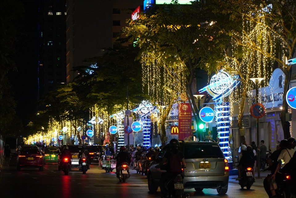 Để đón chào Tết Nhâm Dần, nhiều tuyến đường ở trung tâm TPHCM đã được trang hoàng lộng lẫy. Khắp các tuyến đường khu vực trung tâm như Lê Duẩn, Hàm Nghi, Đồng Khởi, Phạm Ngọc Thạch,… được trang trí ánh sáng nghệ thuật.