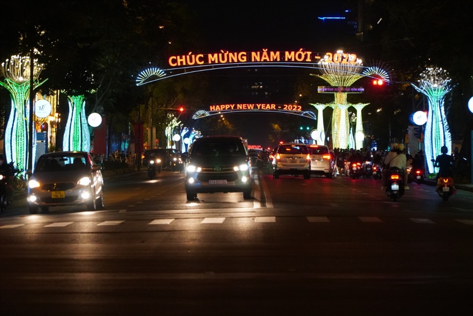 Các biểu ngữ chúc mừng năm mới xuất hiện ở khắp mọi con đường trên địa bàn TPHCM.