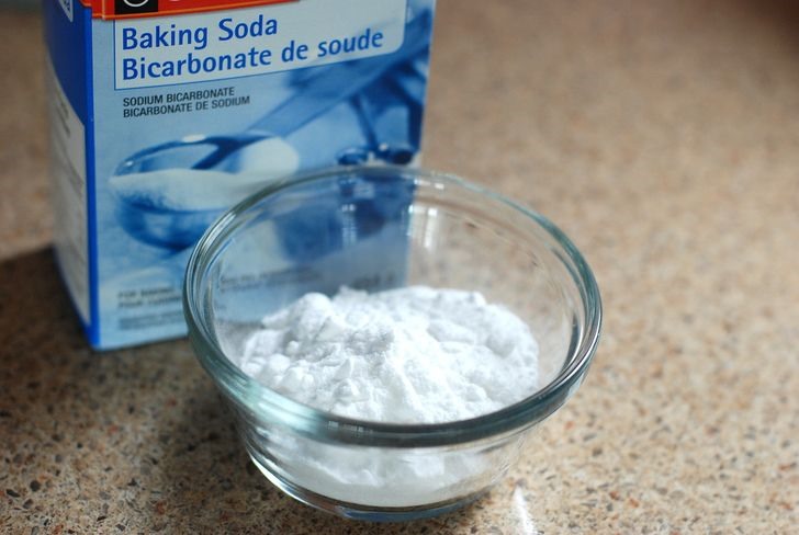 Baking soda thường được sử dụng như một chất tẩy tế bào chết tự nhiên. Trộn một thìa baking soda với một chút muối. Sau đó nhúng bàn chải đánh răng ướt vào hỗn hợp và đánh răng như bình thường. Duy trì thói quen này sẽ đem đến hiệu quả rõ rệt.