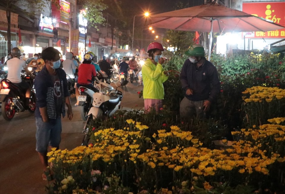 Khu vực chợ đêm Bạch Đằng rất đông người dân đến mua hoa.
