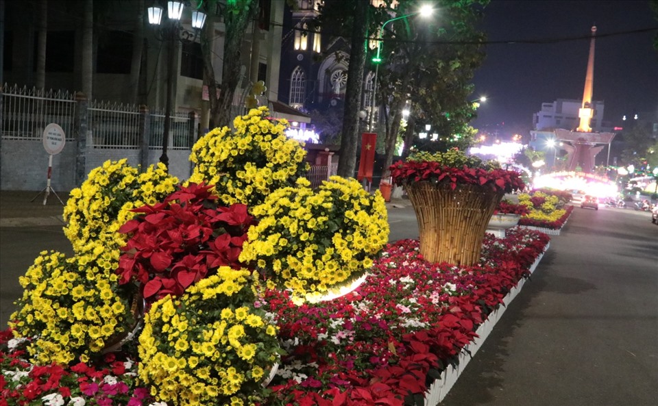 Phía trước UBND thành phố Thủ Dầu Một được trang trí hoa, tiểu cảnh đẹp hơn, lung linh hơn.