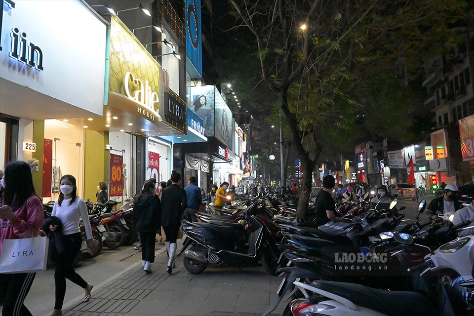 Phố Chùa Bộc (quận Đống Đa), nổi tiếng là con phố thời trang của giới trẻ chật ních người và xe tới mua sắm.