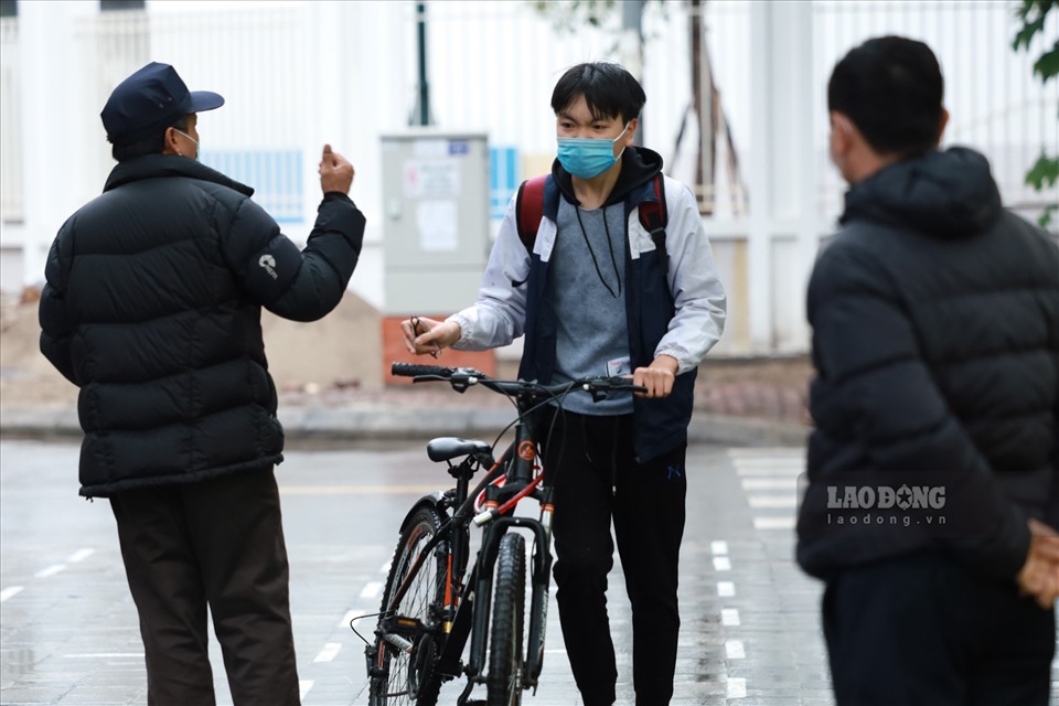 Theo ghi nhận tại Trường THCS - THPT Lương Thế Vinh, nhiều học sinh di chuyển đến trường bằng xe đạp. Nhà trường bố trí lực lượng phân luồng để tránh tập trung đông người ở khu vực cổng trường. Ảnh: Hải Nguyễn.