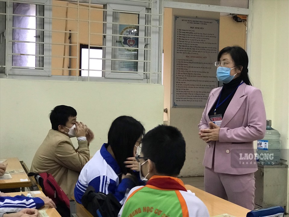 Cô Trần Mai Hương - Hiệu Trưởng Trường THCS Thanh LIệt đi thăm các lớp học và dặn dò học sinh về công tác đảm bảo an toàn phòng chống dịch bệnh trước khi bắt đầu tiết học. Ảnh: Vân Trang.