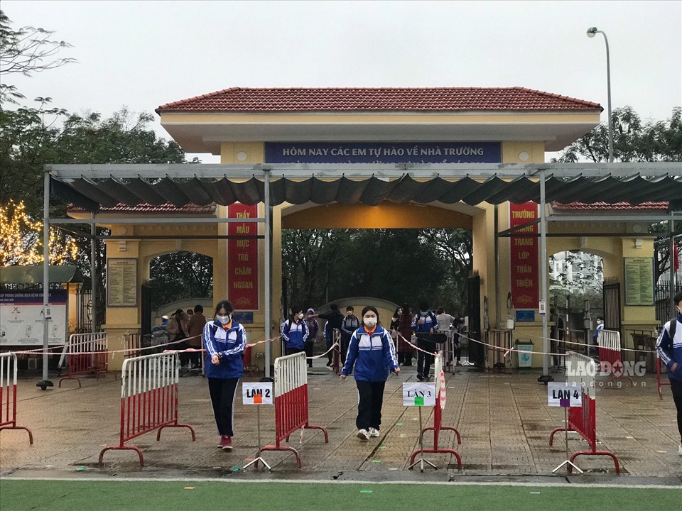 Sáng ngày 8.2, học sinh từ lớp 7-12 tại Hà Nội đã quay trở lại trường học trực tiếp sau nhiều tháng phải học tập online tại nhà. Theo đó, các trường đã xây dựng kế hoạch, phương án sẵn sàng đón học sinh quay trở lại. Ảnh: Vân Trang.