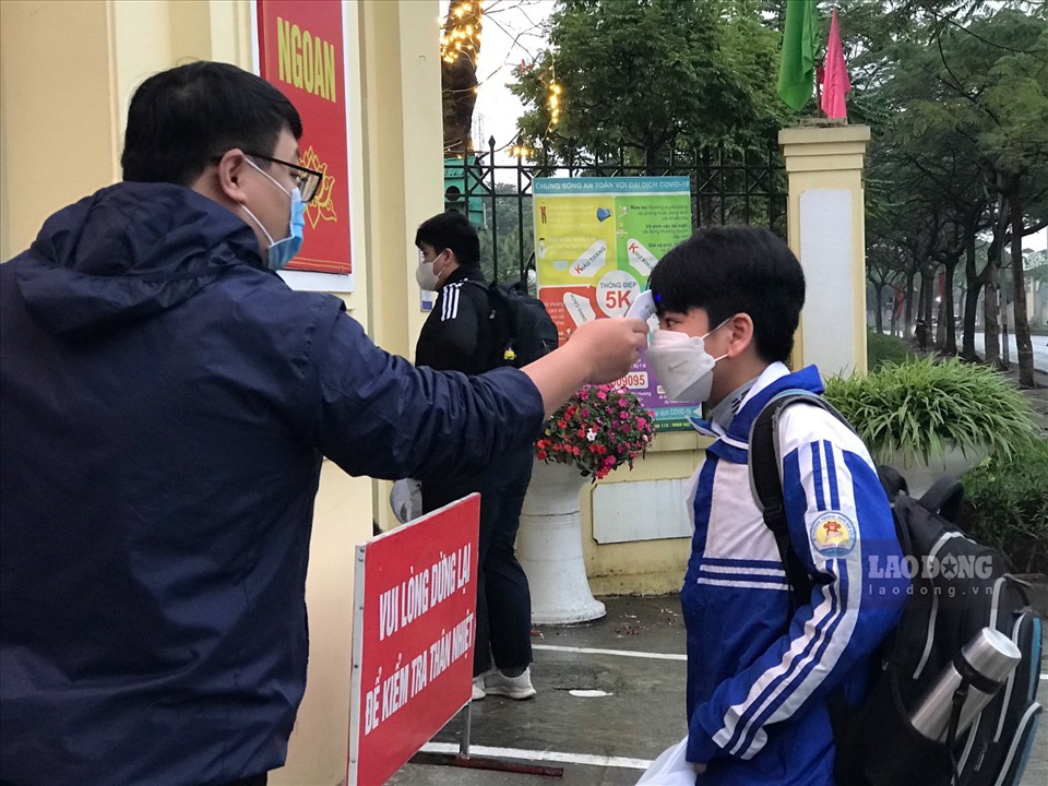 Công tác phòng, chống dịch tại các trường luôn được đảm bảo. Phóng viên ghi nhận tại Trường THCS Thanh Liệt (Thanh Trì), học sinh trước khi vào trường phải đảm bảo thực hiện theo quy định 5K và được hỗ trợ kiểm tra thân nhiệt. Ảnh: Vân Trang.