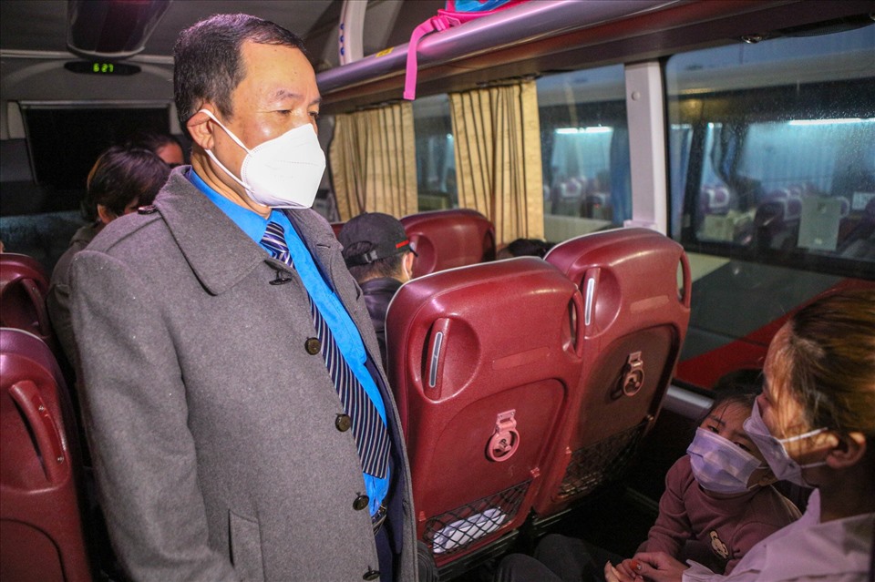 Chủ tịch Công đoàn Các khu công nghiệp - chế xuất Hà Nội hỏi thăm công nhân trước giờ xe xuất phát. Ảnh: Hải Nguyễn