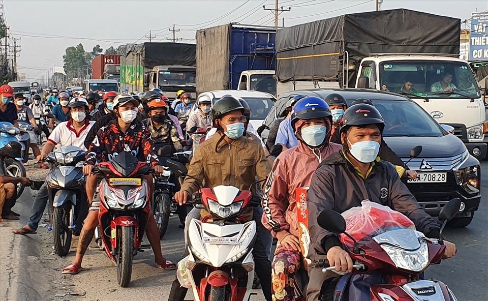 Đây là khu vực ngã sáu An Phú, thành phố Thuận An lúc 5h30 ngày 28.2. Rất đông người lao động được nghỉ Tết, chuẩn bị đồ đạc đên đường về quê.