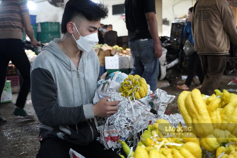 Anh Trịnh Xuân Minh (25 tuổi, trú tại TP.Thanh Hóa) cho biết, đã nhiều ngày nay anh phải làm việc xuyên đêm tại chợ, mong kiếm thêm thu nhập để giúp gia đình trang trải cho cái Tết.