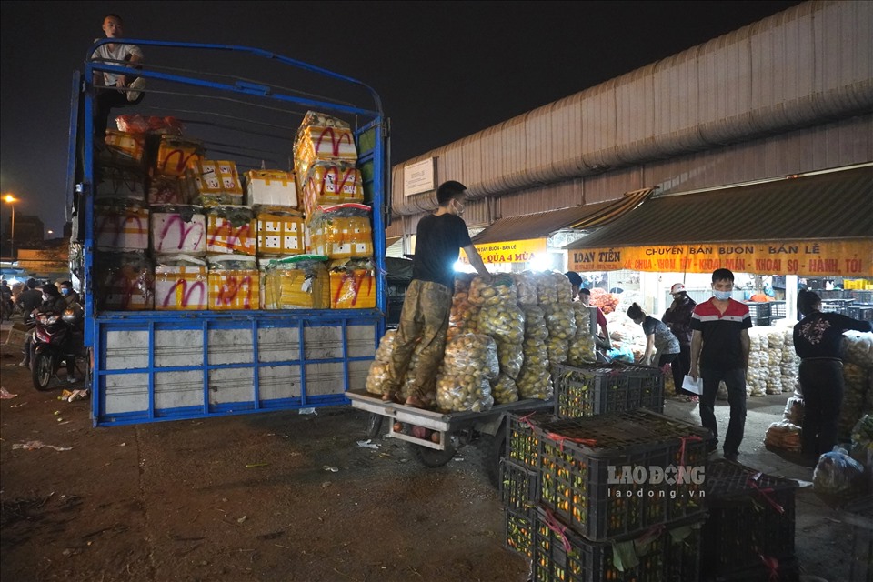Do lượng hàng hóa từ khắp mọi nơi đổ về chợ, nên các tiểu thương rất cần đến các cửu vạn, để bốc dỡ hàng trên xe xuống và chuyển đến các điểm kinh doanh nhỏ trong chợ.