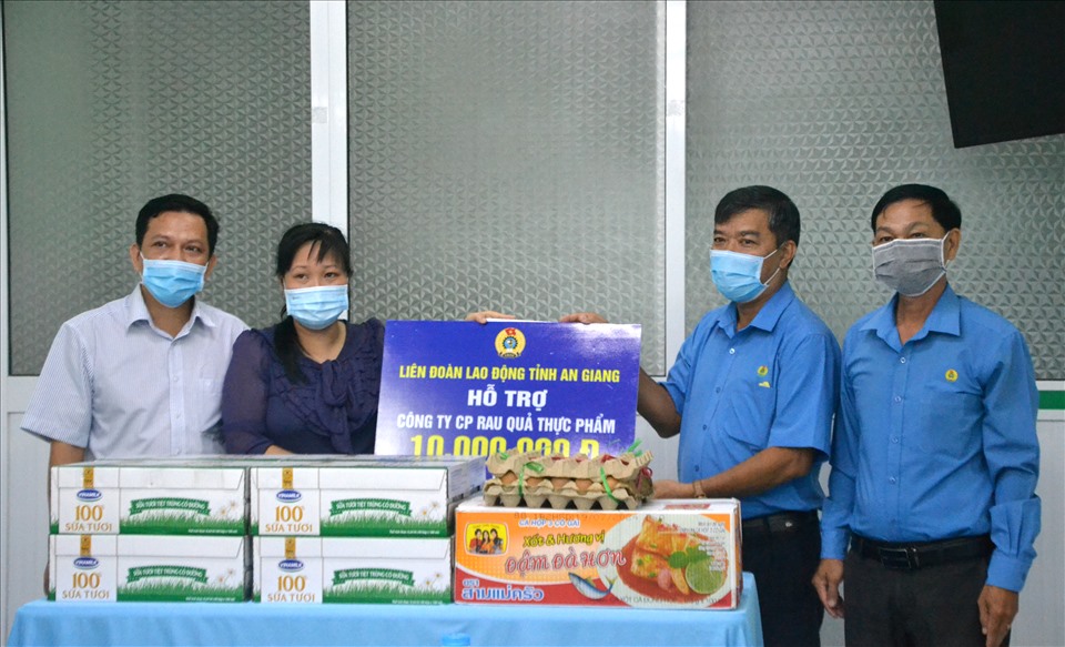 Phó Chủ tịch LĐLĐ tỉnh An Giang trao hỗ trợ quà chăm lo người lao động làm việc 3 tại chỗ. Ảnh: LT