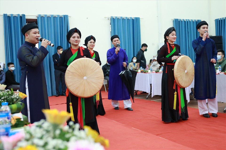 Bên cạnh đó, công nhân xa quê còn được thưởng thức làn điệu dân ca từ các nghệ sĩ thuộc Đoàn nghệ thuật quan họ Bắc Ninh.