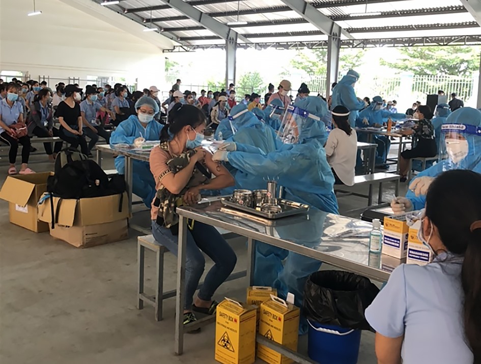 Tiêm vaccine cho công nhân trong KCN tại Bình Thuận. Ảnh: CTV