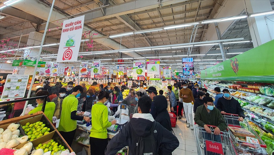 Chiều 26 Tết, người dân đi mua sắm đông đúc, phủ kín các gian hàng và lối đi lại tại siêu thị BigC Thăng Long (quận Cầu Giấy).