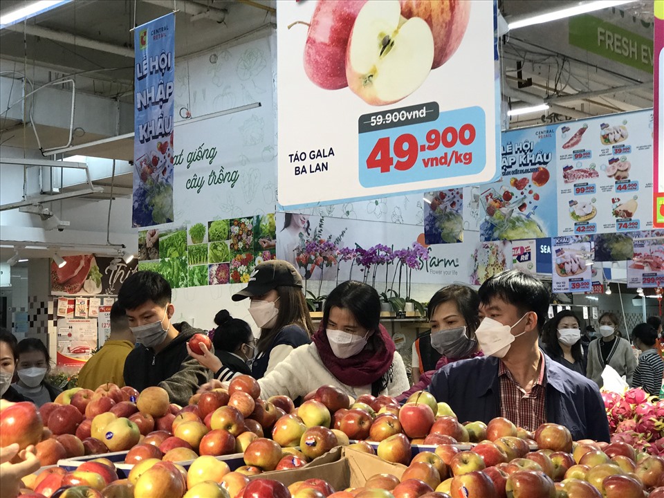 Tuy lượng người đổ về siêu thị lớn nhưng số lượng tỏa ra các gian hàng có sự chênh lệch. Các quầy hoa quả tươi được giảm giá mạnh, đặc biệt là các loại táo nhập khẩu đang khuyến mại giảm giá nên thu hút người mua.
