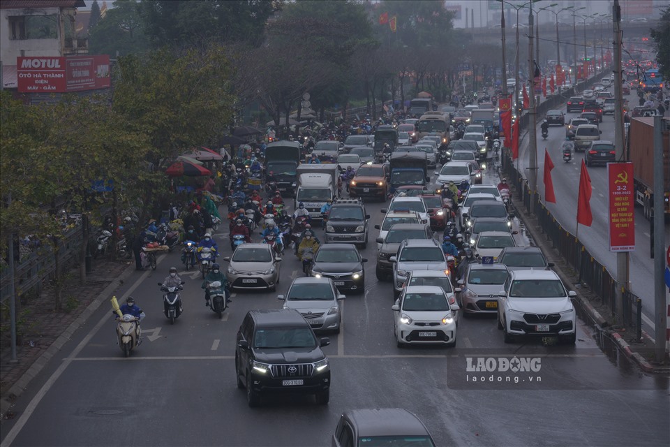 Ghi nhận cho thấy, tại các cửa ngõ vào Hà Nội, người và xe nườm nượp.