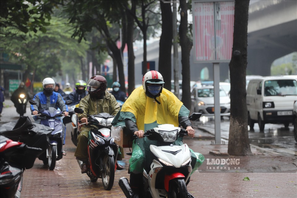 Do tắc đường kéo dài và có mưa, nhiều người chọn di chuyển trên vỉa hè đoạn ngã tư Nguyễn Trãi - Khuất Duy Tiến.