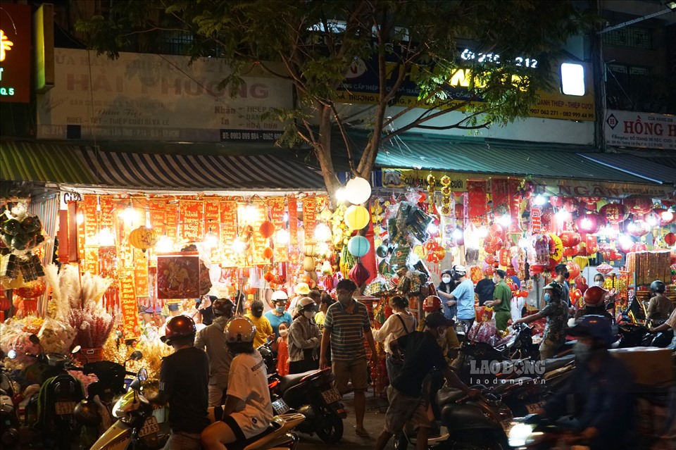 Chen chân mua đồ ở chợ trang trí lớn nhất TPHCM đêm cận Tết