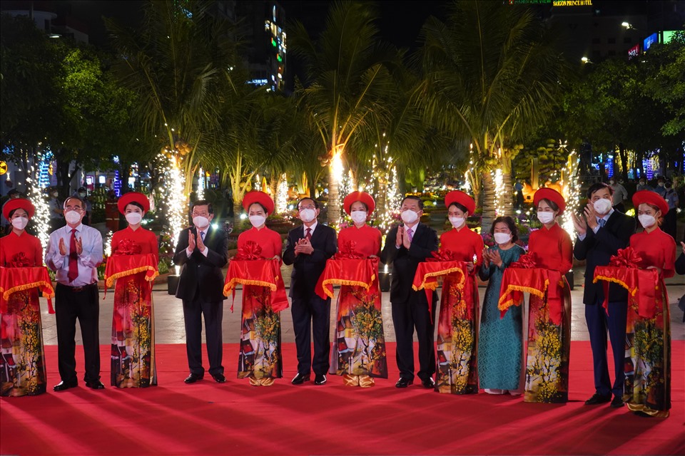 Tối 29.1 (nhằm ngày 27 Tết), đường hoa Nguyễn Huệ Xuân Nhâm Dần 2022 đã được khai mạc, mở cửa đón khách vào tham quan. Đây là đường hoa thứ 19 được thực hiện trong dịp Tết cổ truyền tại trung tâm TP Hồ Chí Minh, kể từ lần đầu tiên vào năm 2004.