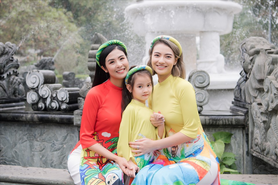 Hoa hậu Ngọc Hân và mẹ con siêu mẫu Hồng Quế. Ảnh: NVCC