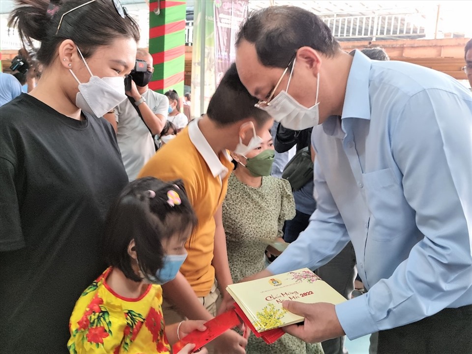 Ông Nguyễn Hồ Hải, Phó Bí thư Thành ủy TPHCM lì xì cho các gia đình công nhân tham gia chương trình. Ảnh: Nam Dương