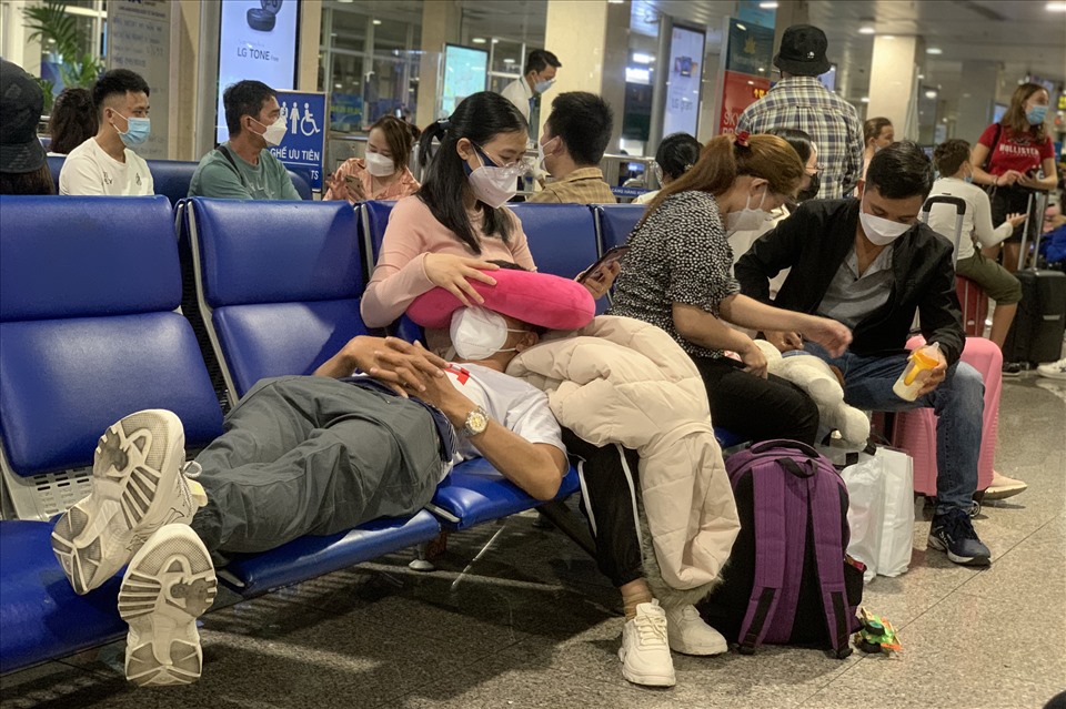 Nhiều người tranh thủ chợp mắt nghỉ ngơi vì ra sân bay khá sớm.