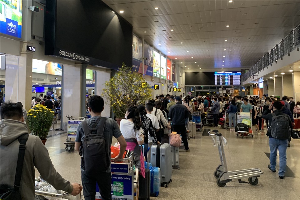 Sáng 29.1, lượng khách đổ về khu vực ga quốc nội sân bay Tân Sơn Nhất (TPHCM) đông đúc. Ghi nhận lúc 5h30, hàng nghìn người xếp hàng dài ở khu vực sảnh ga đi để chờ làm thủ tục lên máy bay tại sảnh làm thủ tục bay.