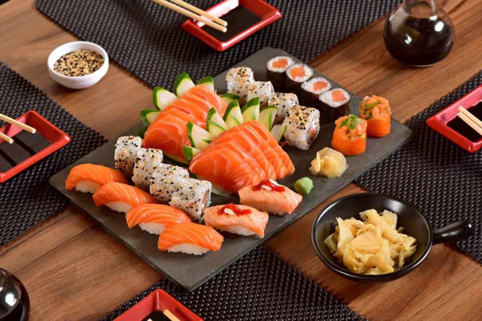 Sushi và sashimi, những món ăn thường thấy trong bàn tiệc của người Nhật (Ảnh: Internet)