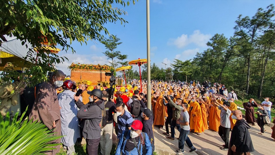 Hàng ngàn tăng ni, Phật tử theo Kim quan của Thiền sư Thích Nhất Hạnh.