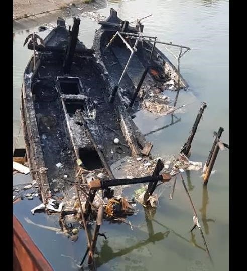 Nhiều tàu cá bị cháy rụi và chìm xuống nước trong vụ cháy tối qua 28.1 ở Ba Hòn, huyện Kiên Lương. Ảnh: PV