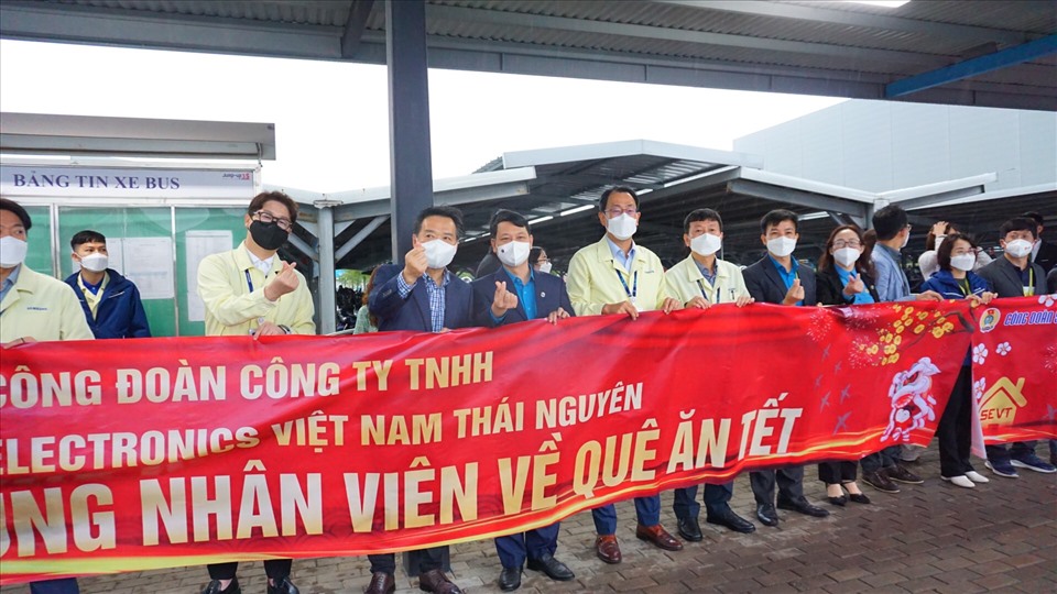 Lãnh đạo các cấp công đoàn tỉnh Thái Nguyên và Công ty TNHH điện tử Samsung Việt Nam - Thái Nguyên tiễn công nhân về quê đón Tết. Ảnh: CĐTN