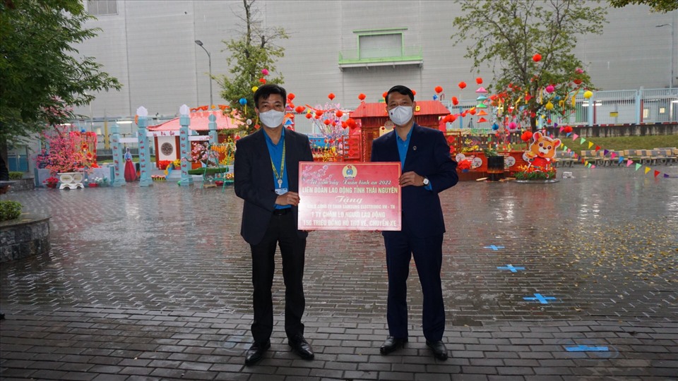Chủ tịch LĐLĐ tỉnh Thái Nguyên Phạm Việt Dũng (bên phải) trao hỗ trợ và quà tặng cho đoàn viên, người lao động Công ty Samsung Thái Nguyên. Ảnh: CĐTN