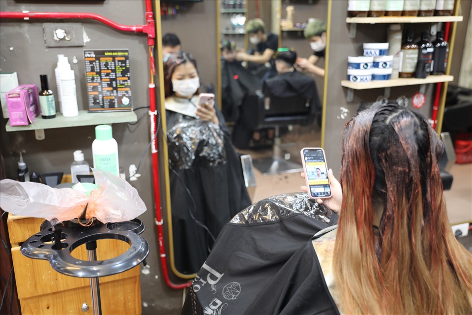Khảo sát tại một tiệm làm tóc khác trên đường Yên Hòa, lượng khách cũng chỉ tầm 2 - 3 người và không cần phải chờ đợi như mọi năm.