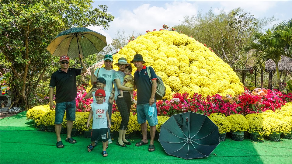 Được biết, năm 2021, anh Điền cũng làm bó hoa khổng lồ nhưng chỉ sử dụng 260 chậu hoa cúc mâm xôi.