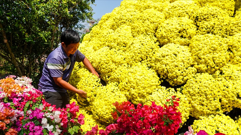 Bó hoa được làm từ 1.200 cây trúc và 300kg sắt, chiều dài 16m, chiều ngang 8m, chiều cao vòm 6m, được kết lại từ 400 chậu hoa cúc mâm xôi.