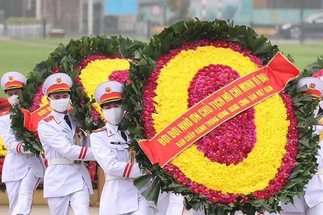 Vòng hoa của Đoàn mang dòng chữ “Đời đời nhớ ơn Chủ tịch Hồ Chí Minh vĩ đại“.