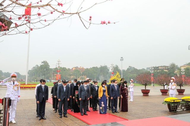 Đoàn đại biểu Thành ủy, HĐND, UBND và Ủy ban MTTQ TP. Hà Nội đến đặt vòng hoa, vào lăng viếng Chủ tịch Hồ Chí Minh.