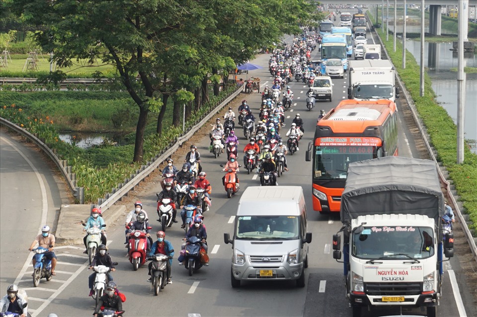 Trưa ngày 29.1, tại quốc lộ 1 đoạn từ vòng xoay An Lạc (quận Bình Tân) đi về hướng cầu Bình Điền (huyện Bình Chánh) đông nghịt xe cộ qua lại.