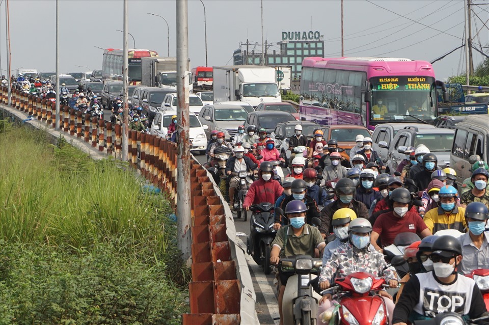 Khu vực cầu Bình Điền có thời điểm hàng ngàn xe chen chúc, di chuyển khó khăn.