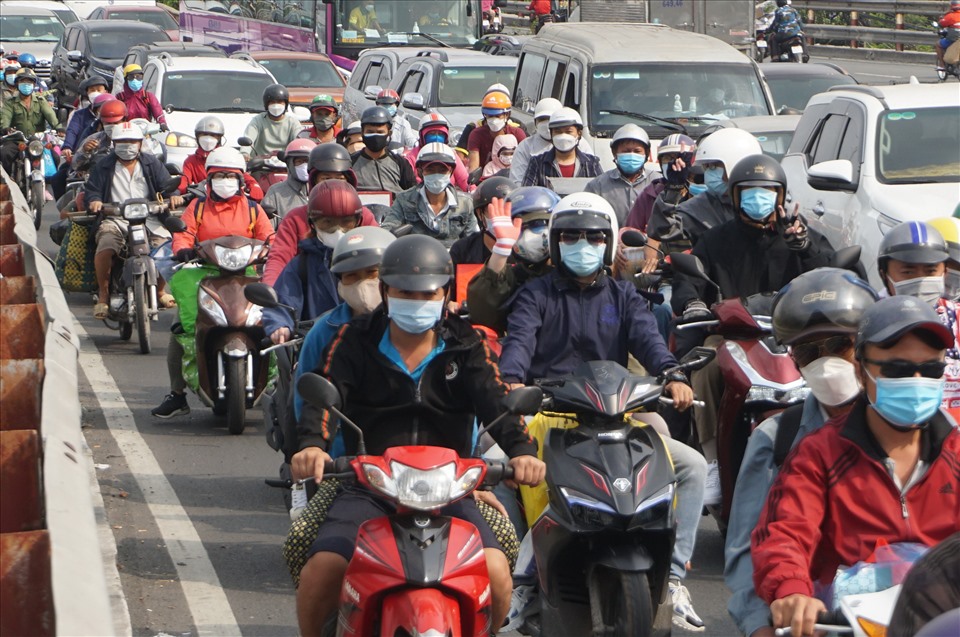 Năm nay do dịch nên nhiều người miền Tây chọn chạy xe máy về quê đón Tết.