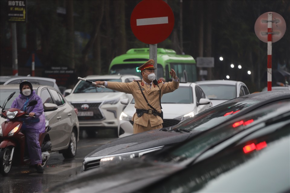 Các chiến sĩ Cảnh sát giao thông phân luồng từ xa, trực quân số tại các đầu mối giao thông quan trọng để hướng dẫn người dân về quê an toàn.