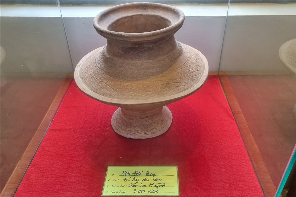 Chiếc bình gốm Sa Huỳnh có niên đại đã 3000 năm được trưng bày trong hội triển lãm. Ảnh: T.A