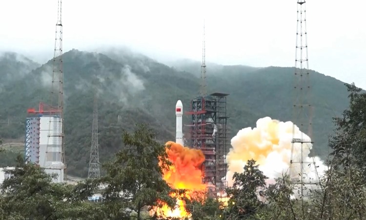 Tên lửa Trường Chinh 3B đưa vệ tinh Thực tiễn 21 (Shijian-21) vào không gian. Ảnh: Xinhua